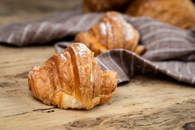 Frisch gebackene Brötchen mit Mandeln. Croissants und Brioches