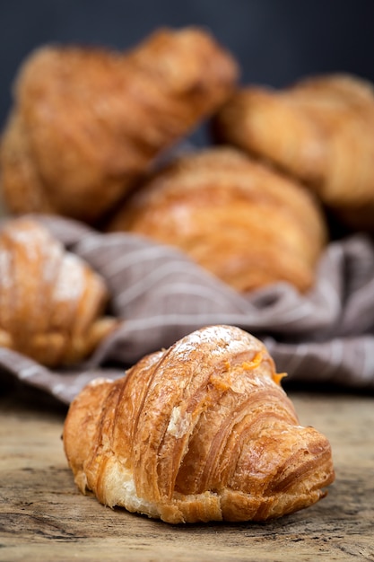 Frisch gebackene Brötchen mit Mandeln. Croissants und Brioches