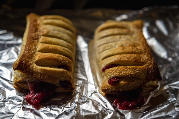 Foto frisch gebackene brötchen mit marmelade selektiven fokus auf brötchen im verschwommenen hintergrund nahaufnahme