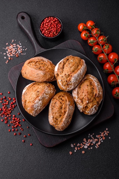 Frisch gebackene Brotbrötchen mit Salz, Gewürzen, Samen und Körnern