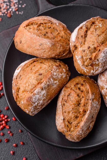 Foto frisch gebackene brotbrötchen mit salz, gewürzen, samen und körnern