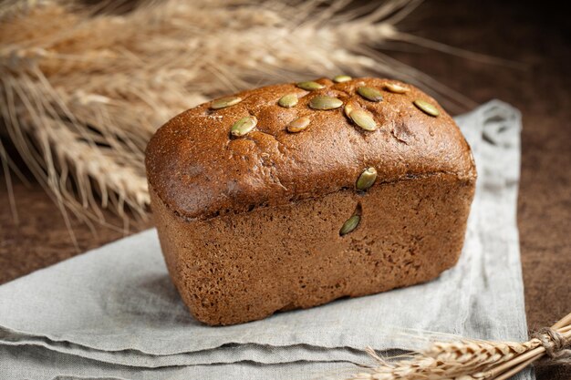 Frisch gebackene Brotlaibe mit Kürbiskernen