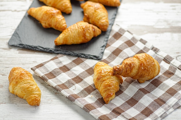 Frisch gebackene Croissants auf einem Küchentisch