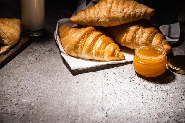 frisch gebackene Croissants mit Handtuchmarmelade