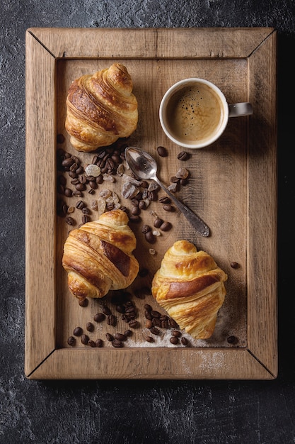 Foto frisch gebackene croissants