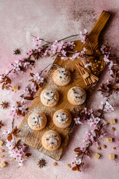 Frisch gebackene Cupcakes aus Reismehl mit Banane und Vanille mit einer Tasse heißer Schokolade. Leckeres belebendes Frühstück mit heißer Schokolade und Cupcakes