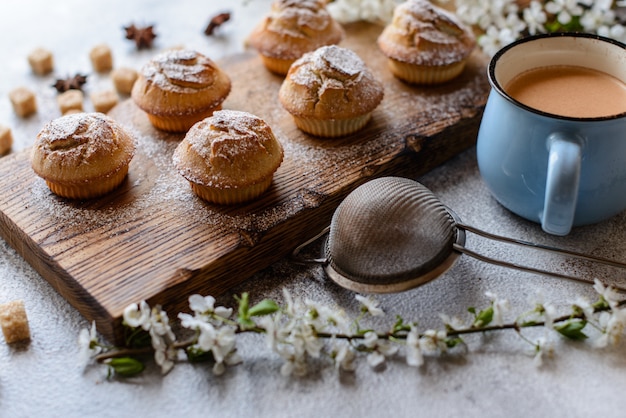 Frisch gebackene Cupcakes aus Reismehl mit Banane und Vanille mit einer Tasse heißer Schokolade. Leckeres belebendes Frühstück mit heißer Schokolade und Cupcakes