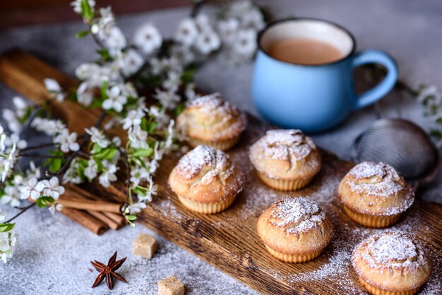 Frisch gebackene Cupcakes aus Reismehl mit Banane und Vanille mit einer Tasse heißer Schokolade. Leckeres belebendes Frühstück mit heißer Schokolade und Cupcakes