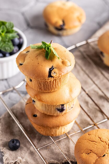 Frisch gebackene Cupcakes mit Beeren