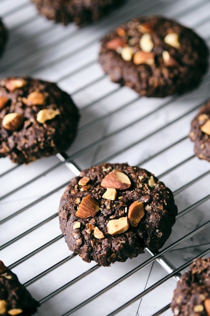 Frisch gebackene dunkle Schokolade mit Mandelnusskeksen