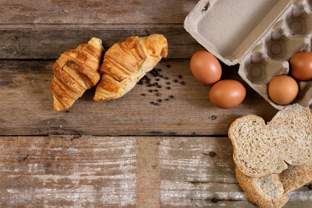 Foto frisch gebackene französische croissant-bäckerei und ei