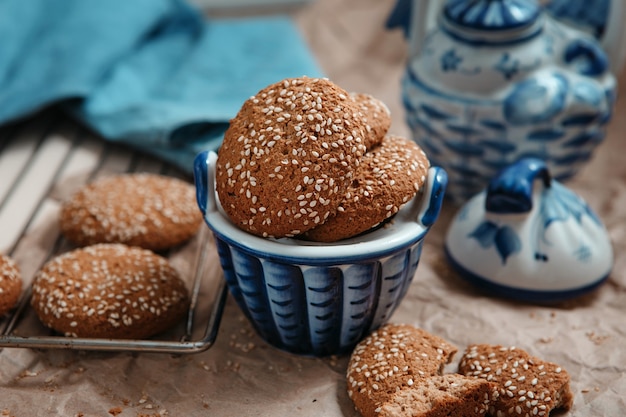 Frisch gebackene Haferkekse mit Sesam in einer Tasse. Sesam-Chip-Kekse auf dem Gitter