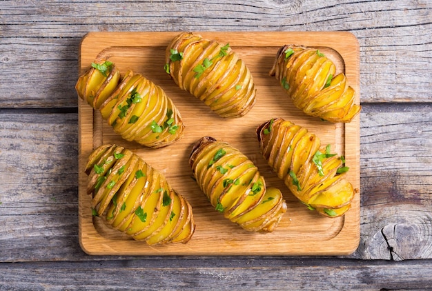 Frisch gebackene Hasselbackkartoffeln mit Petersilie