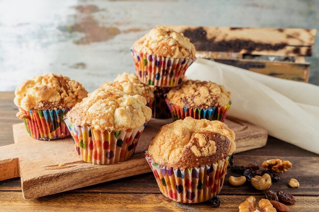 Frisch gebackene hausgemachte Blaubeer-Vanille-Muffins auf einem Holzbrett. Hohe Aussicht, Konzept Naturkost, hausgemachte Speisen.