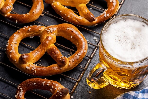 Frisch gebackene hausgemachte Brezeln und Bier