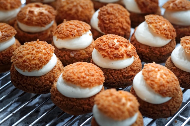 Frisch gebackene hausgemachte Brötchen auf dem Grill zum Frühstück, Semla oder Semlor, Traditionelle Wintersüße,