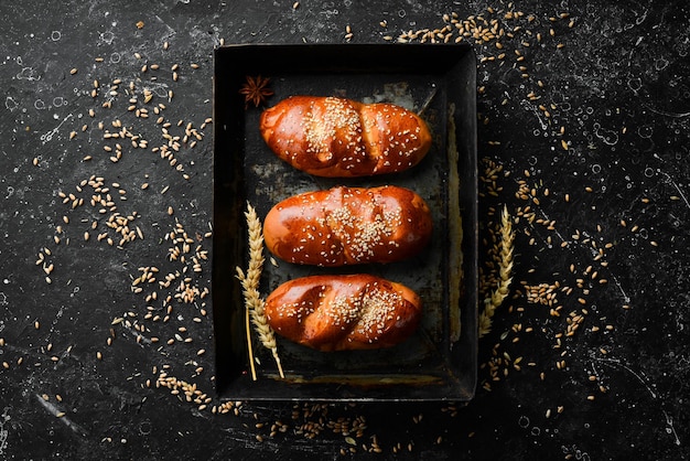 Frisch gebackene hausgemachte Brötchen mit Sesam Backen aus Roggen und Mehl Draufsicht Rustikaler Stil