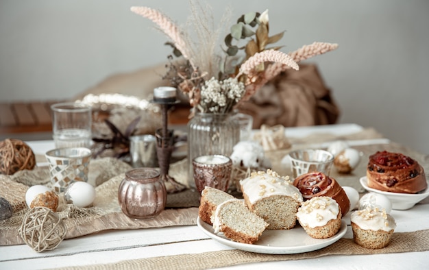 Frisch gebackene hausgemachte Kuchen auf einem festlichen Ostertisch