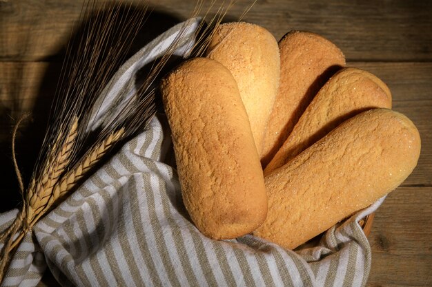 Frisch gebackene italienische hausgemachte knusprige Kekse namens Biscotti Caserecci in einem Korb