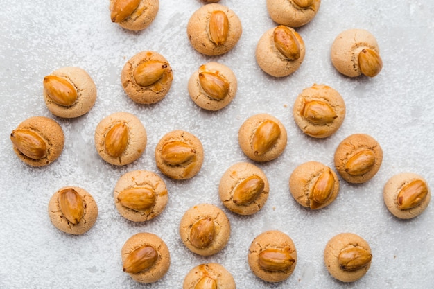 Frisch gebackene italienische Mandel-Amaretti-Kekse