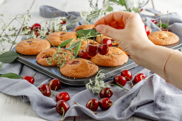 Frisch gebackene Kirschmuffins mit frischen Beeren