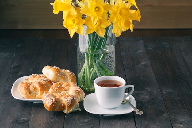 Frisch gebackene knusprige Sesambagels mit Teetasse