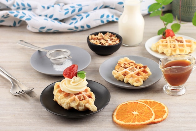 Frisch gebackene köstliche hausgemachte Croissant-Waffel mit Erdbeere und Milch zum Frühstück. Serviert auf weißem Teller, Sahne sauberer Hintergrund für die Werbung.