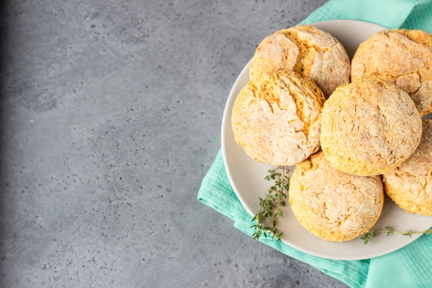 Frisch gebackene köstliche hausgemachte englische Scones mit Käse und Thymian