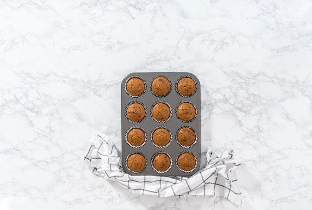 Frisch gebackene Lebkuchen-Cupcakes auf einer Küchentheke abkühlen