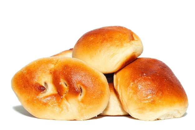 Frisch gebackene leckere süße Brioches Brötchen Brotlaibe isoliert auf weißem Hintergrund