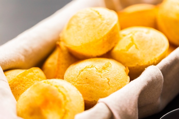 Frisch gebackene Maisbrot-Muffins im Korb.