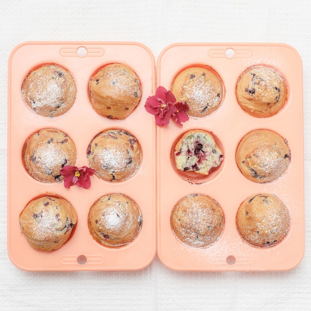 Frisch gebackene Muffins oder Cupcakes in rosa Silikonbackformen, Draufsicht