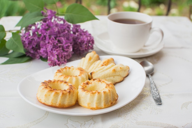 Frisch gebackene Muffins zum Frühstück