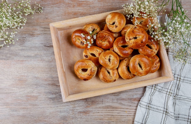 Frisch gebackene rosinenbrötchen zum mittagessen