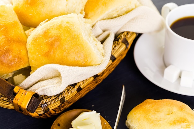 Frisch gebackene Sauerteig-Abendessen rollt auf schwarzem Hintergrund.