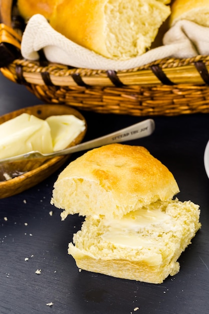 Frisch gebackene Sauerteig-Abendessen rollt auf schwarzem Hintergrund.