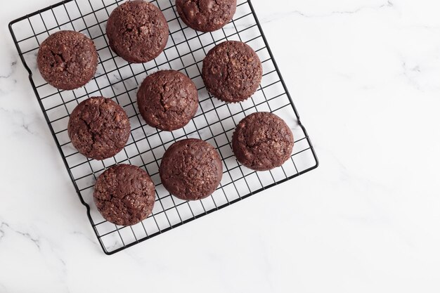 Frisch gebackene Schokoladenmuffins auf einem Gitter