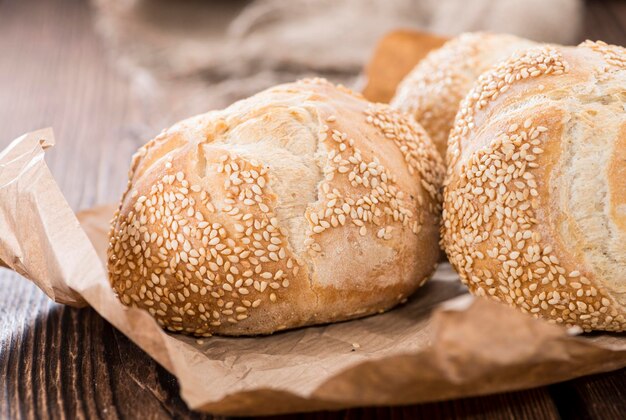 Frisch gebackene Sesambrötchen