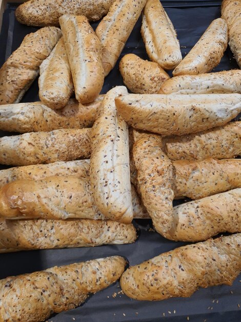 Frisch gebackene tschechische Vollkornbrötchen mit Leinsamen in einer Bäckerei oder einem Lebensmittelgeschäft Frisches Brot