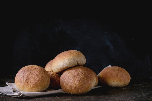 Frisch gebackene Vollkornbrötchen