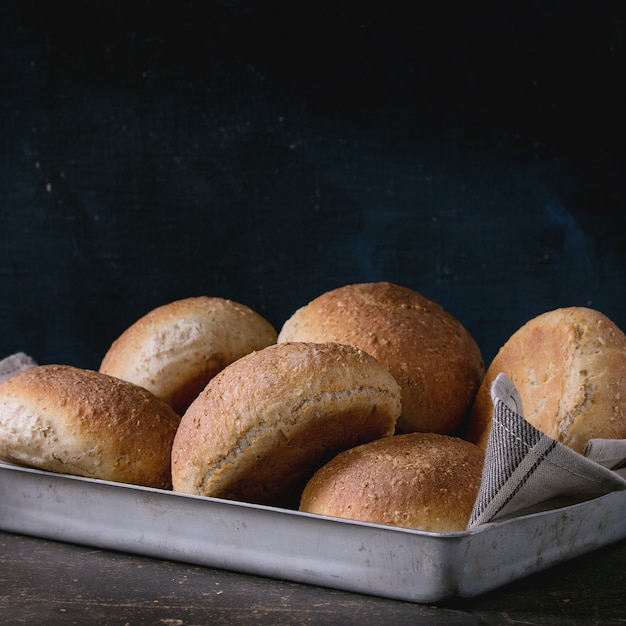 Frisch gebackene Vollkornbrötchen