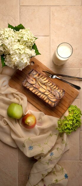 Frisch gebackener Apfelkuchen mit Glas Milch