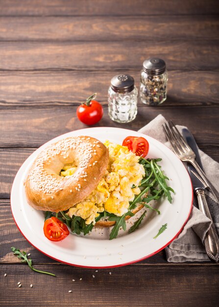 Frisch gebackener Bagel gefüllt mit Rühreiern