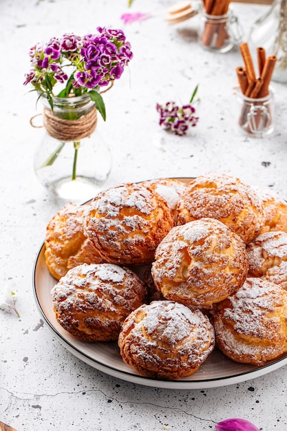 Frisch gebackener Brandteigkuchen mit Puderzucker