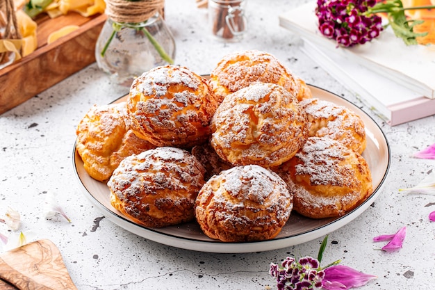 Foto frisch gebackener brandteigkuchen mit zucker