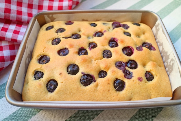 Frisch gebackener hausgemachter Blaubeerkuchen in der Backform