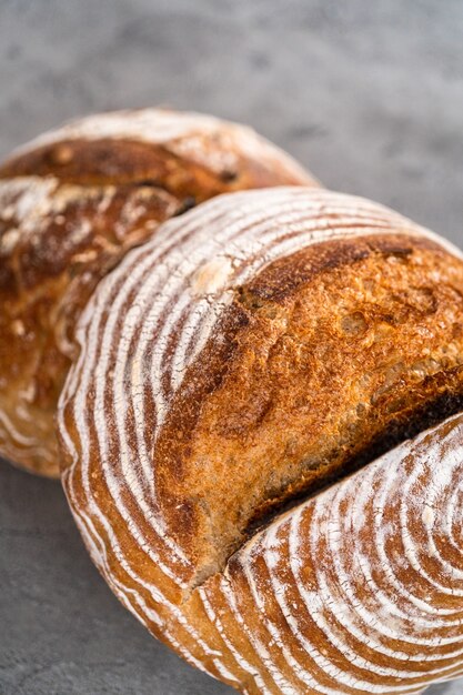 Frisch gebackener Laib eines Weizensauerteigbrotes mit Markierungen vom Brotprüfkorb.