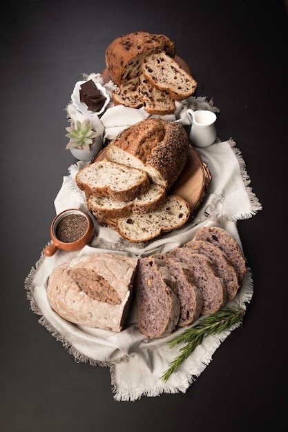 Frisch gebackener Weizenbrot-Frühstückstisch