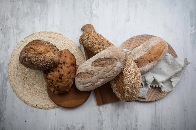 Frisch gebackener Weizenbrot-Frühstückstisch