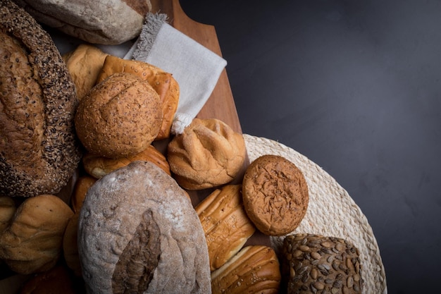 Frisch gebackener Weizenbrot-Frühstückstisch